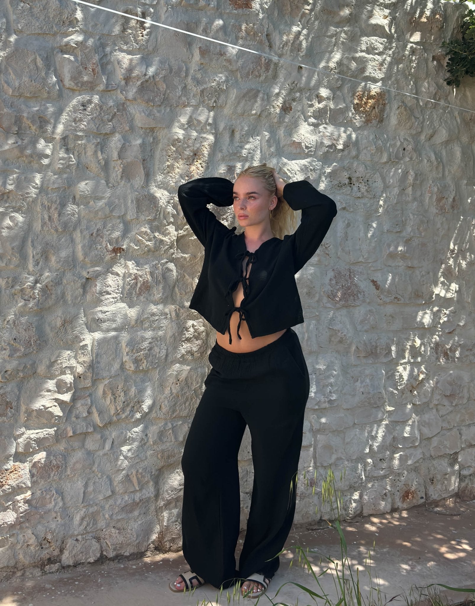 SET IN MUSSOLA CON DETTAGLI A FIOCCO