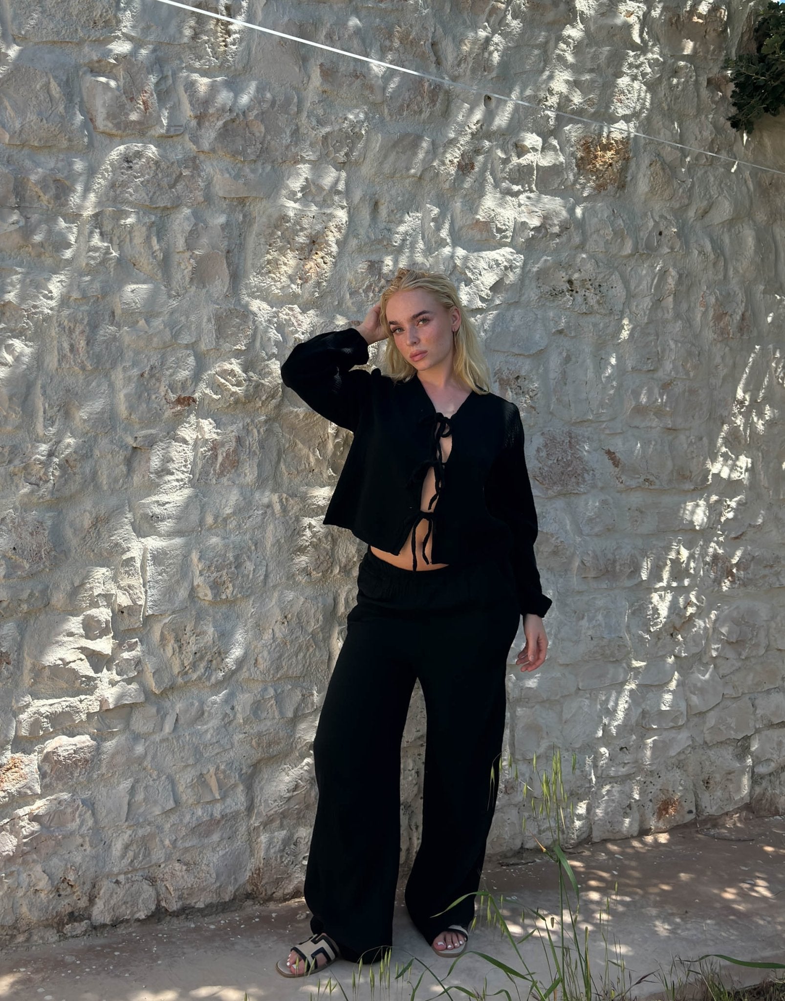 SET IN MUSSOLA CON DETTAGLI A FIOCCO