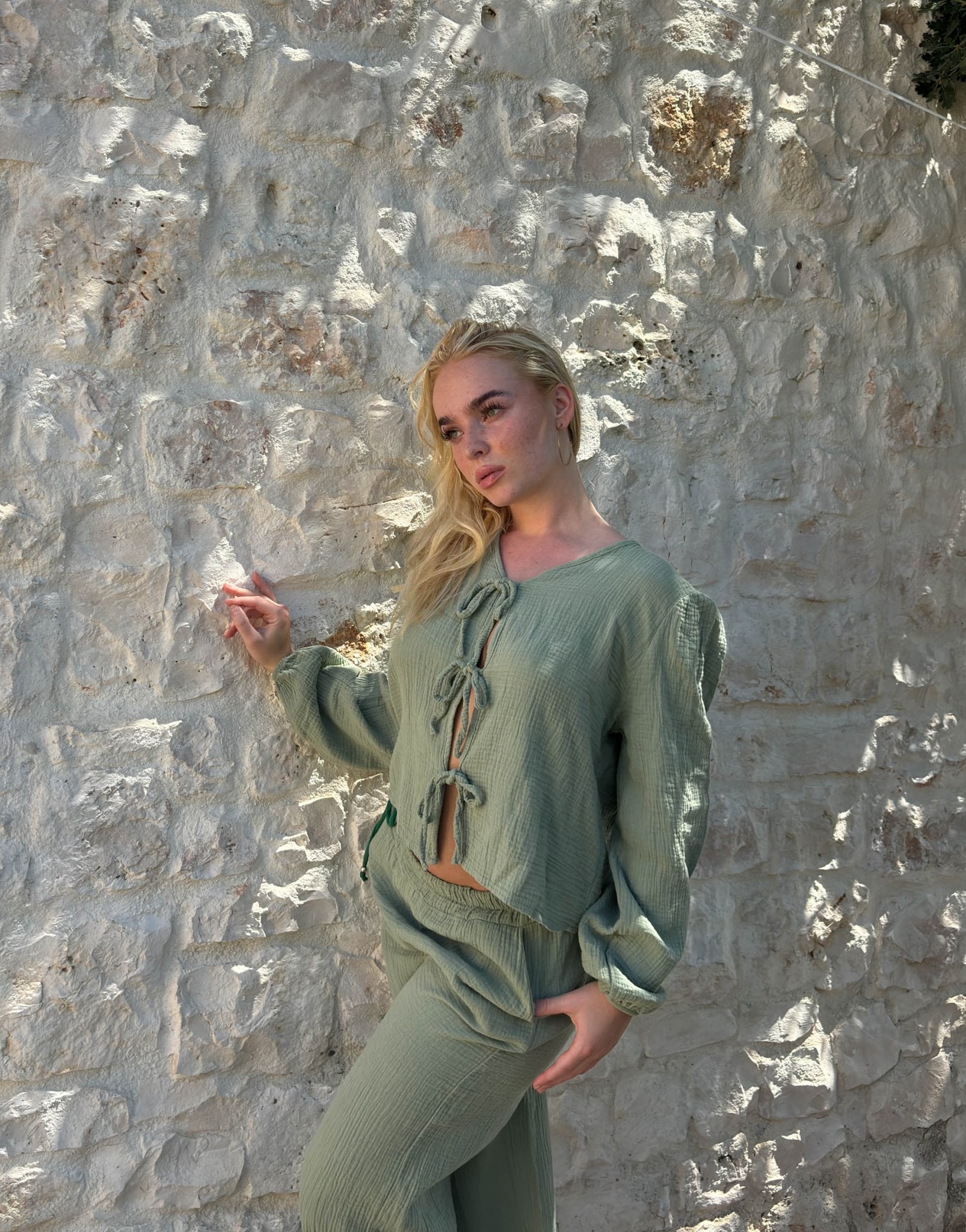 SET IN MUSSOLA CON DETTAGLI A FIOCCO