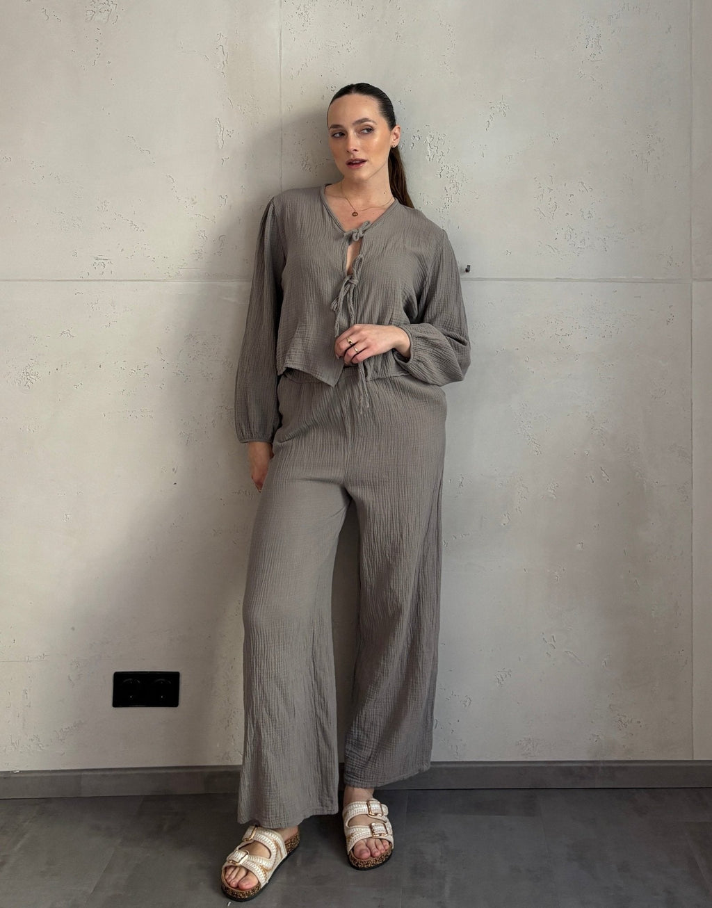 SET IN MUSSOLA CON DETTAGLI A FIOCCO