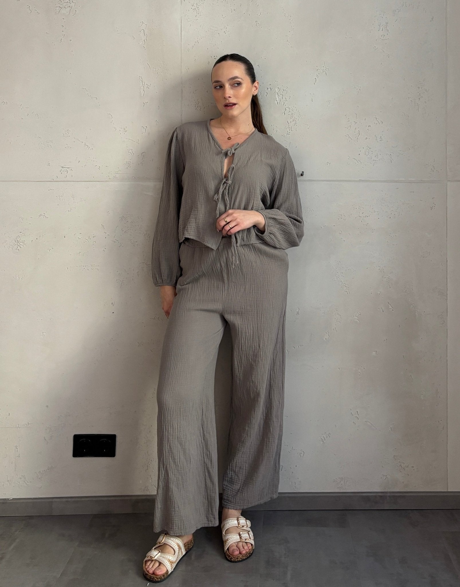 SET IN MUSSOLA CON DETTAGLI A FIOCCO