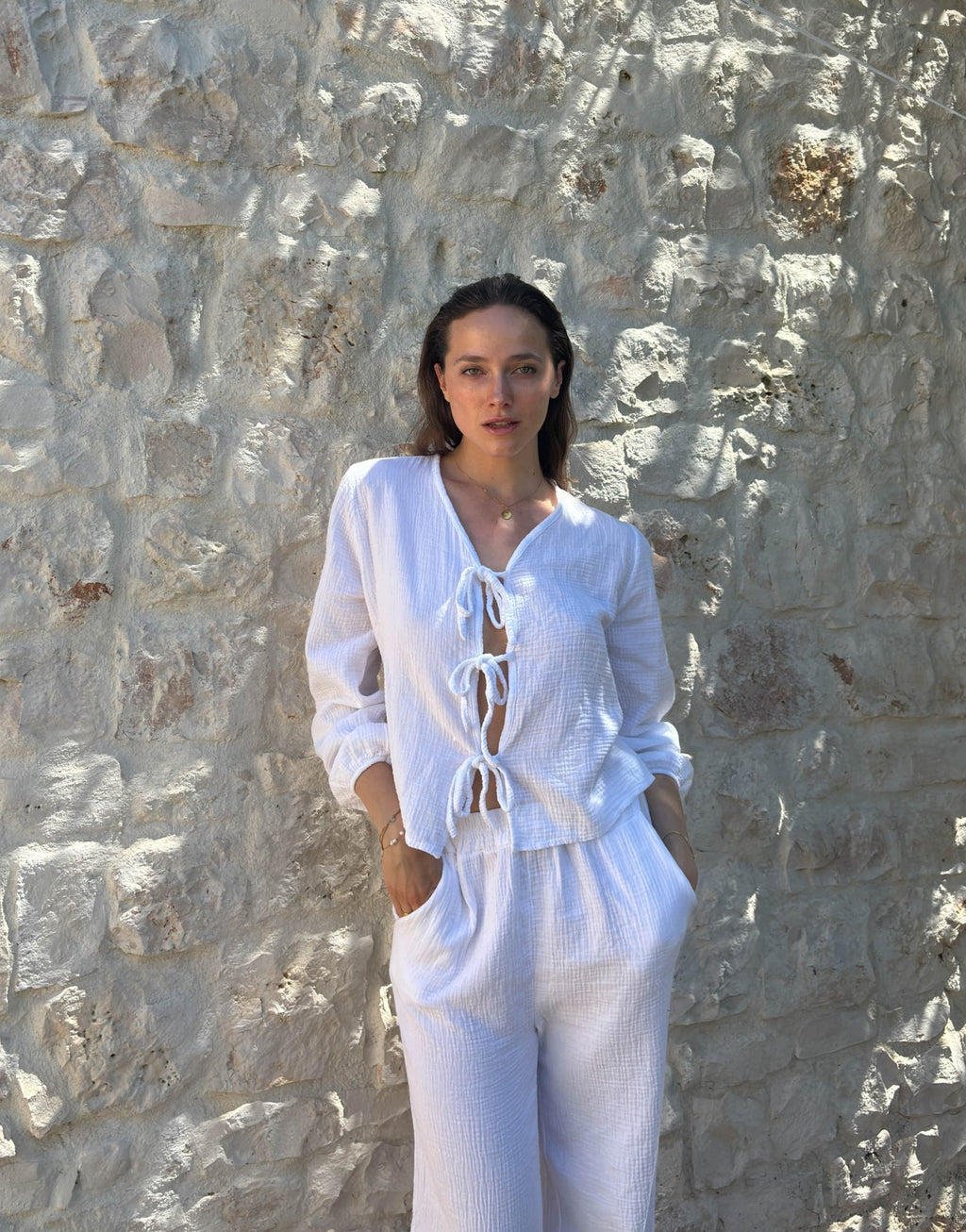 SET IN MUSSOLA CON DETTAGLI A FIOCCO