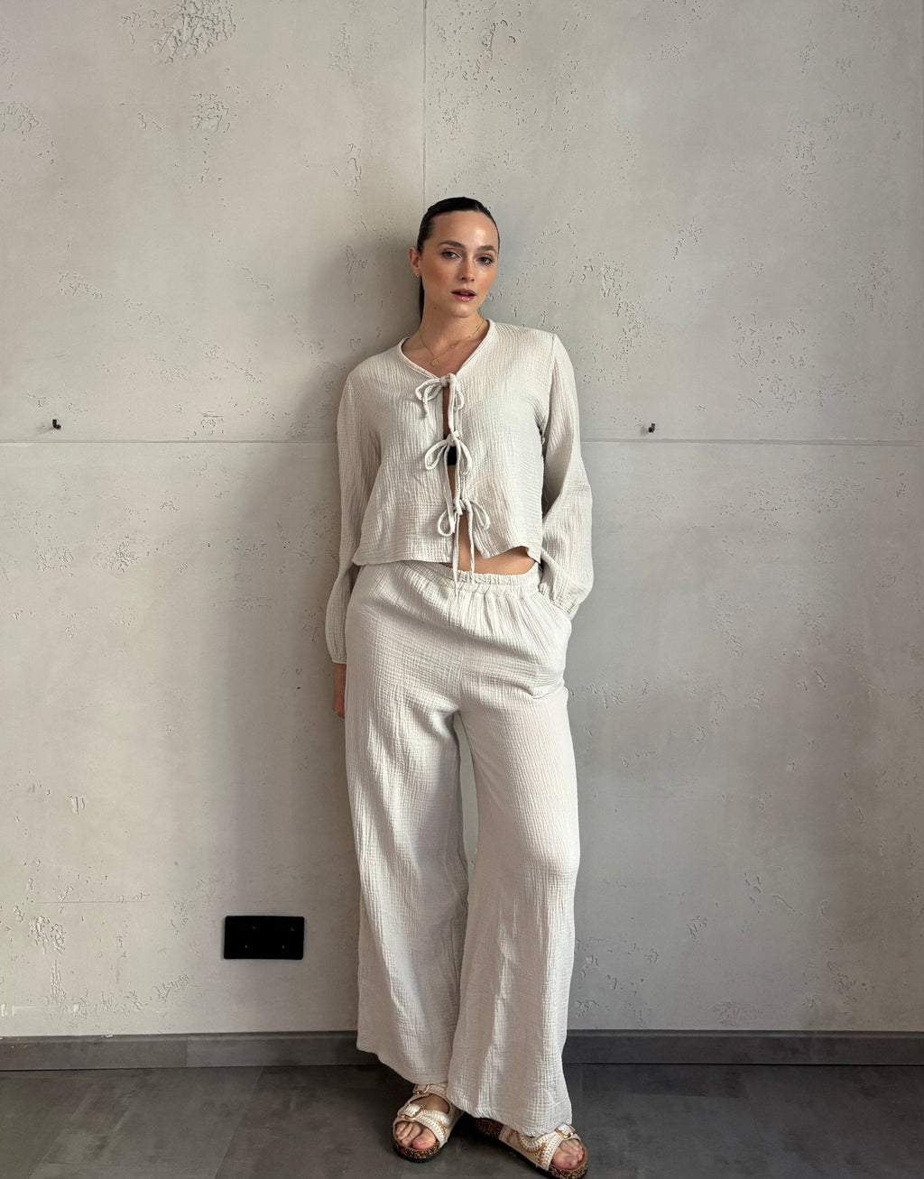 SET IN MUSSOLA CON DETTAGLI A FIOCCO