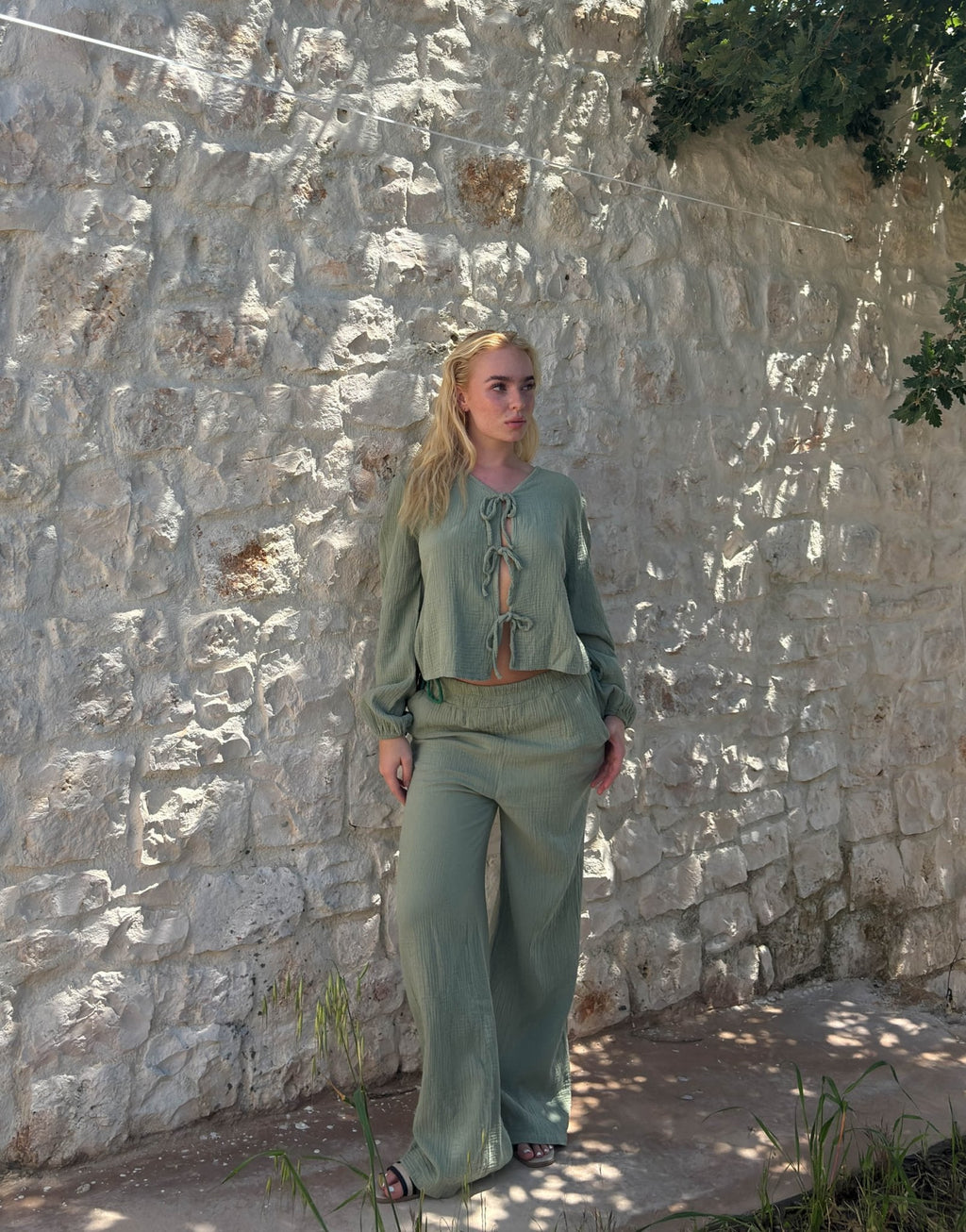 SET IN MUSSOLA CON DETTAGLI A FIOCCO