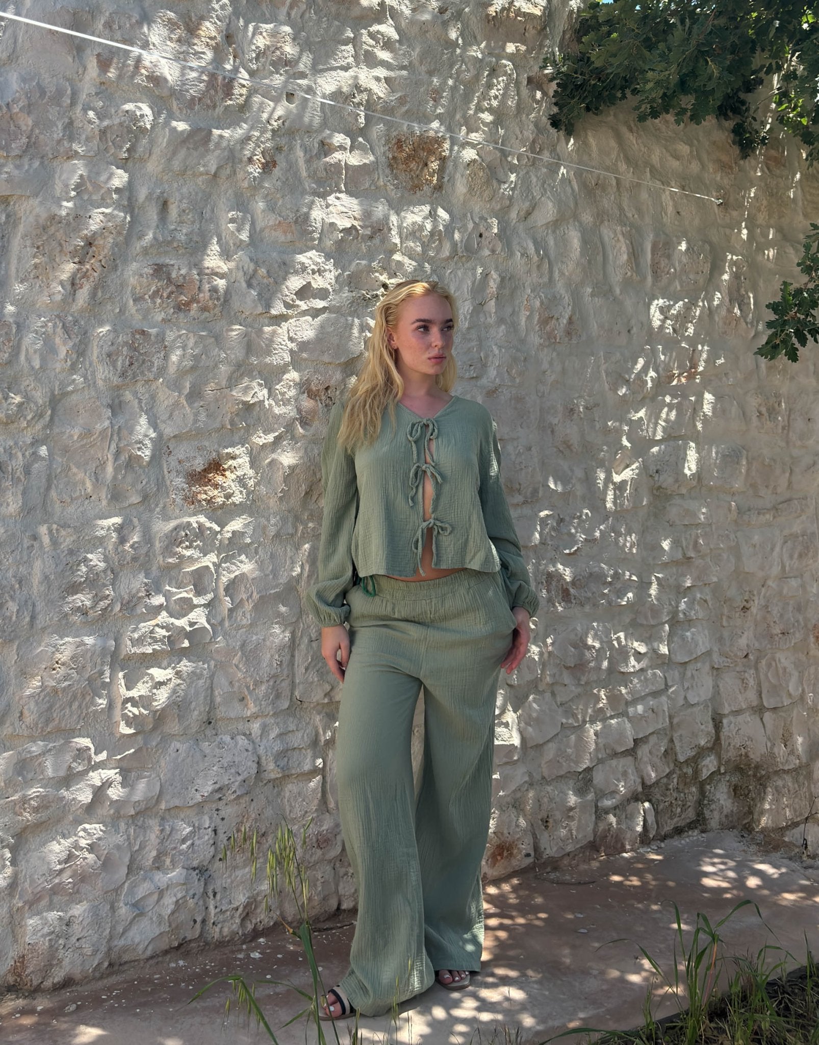 SET IN MUSSOLA CON DETTAGLI A FIOCCO