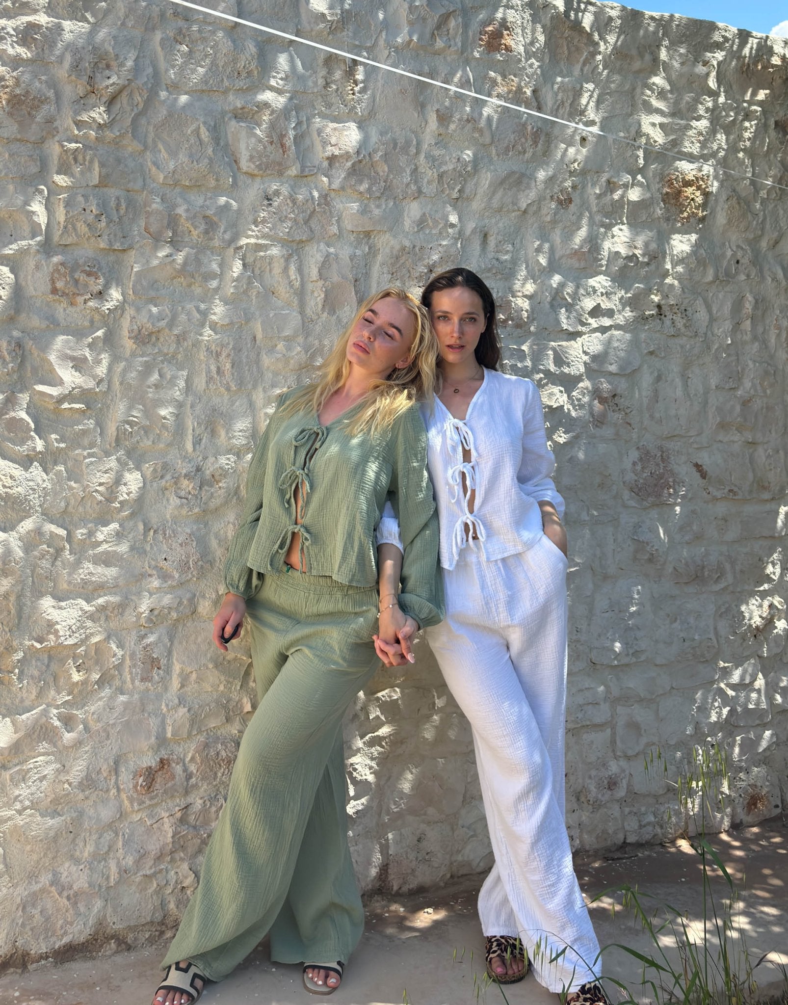 SET IN MUSSOLA CON DETTAGLI A FIOCCO